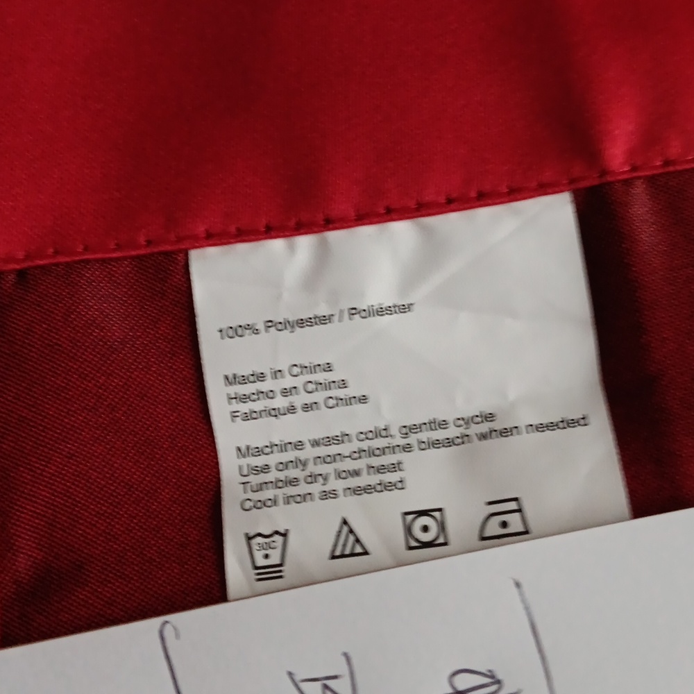 Red Drapes - Picture 3 of 6